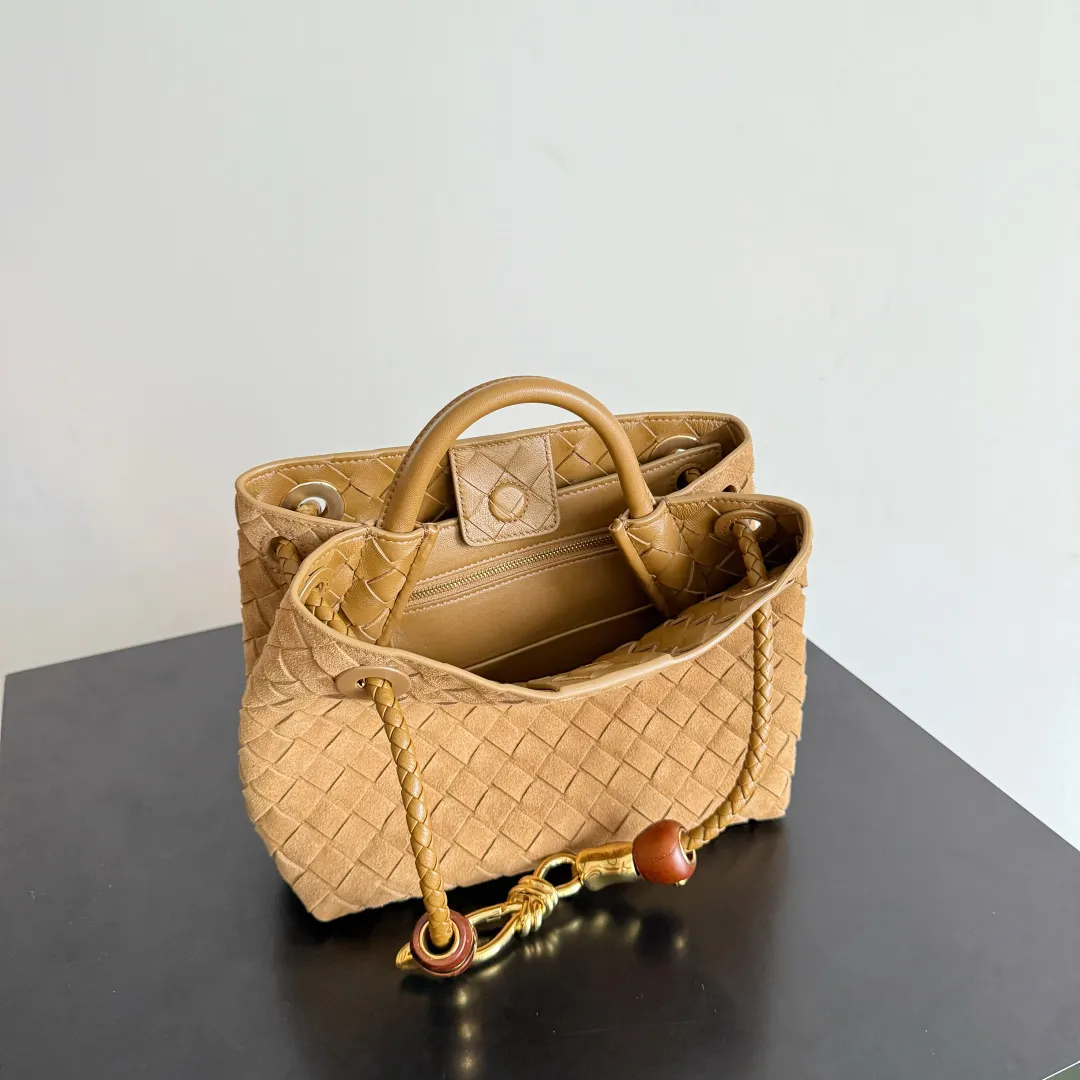 The new Andiamo batch of 3060 BV is shipped‼ ️The classic intercciato weaving process is used to create a soft bag, the metal knot is made of micro-cast aluminum using jewelry technology🪢, and the decorative beads are made of metal and hand-polished oak, allowing you to jump repeatedly between elegance and fun💃, making it unpredictable. Classic and versatile, it shows off your temperament, and the bag has a large capacity, making it very convenient for daily commuting! It has a variety of carrying methods, the shoulder straps can be adjusted by yourself, the original lambskin feels soft and delicate, and the unisex style breaks gender boundaries and brings a more practical and long-lasting use experience. The Andiamo, which has both elegant and casual styles, perfectly interprets the "fashionable old money style". Style number: 743568+wood hardware Color: suede mustard green Size: 25*22*10.5cm